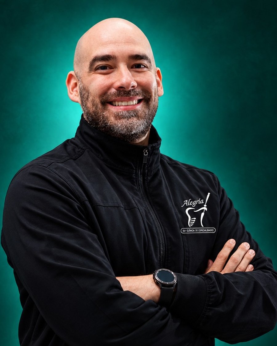 Dr. Christian Martínez, especialista en periodoncia e implantología oral en Clínica Dental Alegría