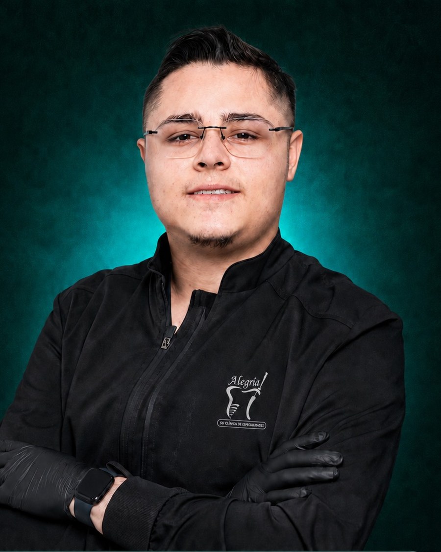 Dr. Germán López Ramírez, especialista en endodoncia y microcirugía en Clínica Dental Alegría