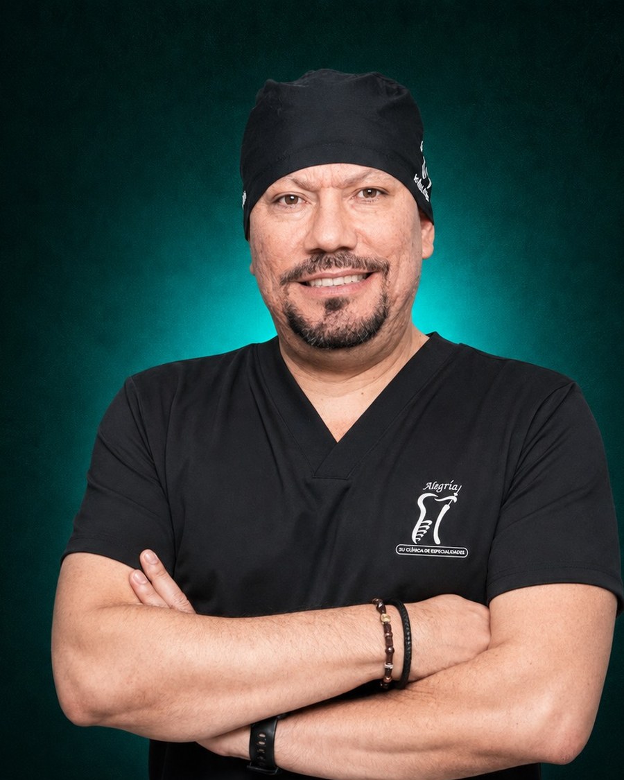 Dr. Henry Alegría, especialista en endodoncia en Clínica Dental Alegría