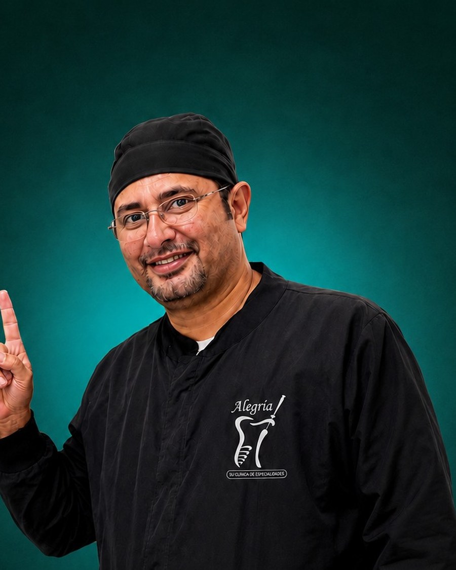 Dr. Iván Delgado Argüello, especialista en periodoncia e implantes dentales en Clínica Dental Alegría