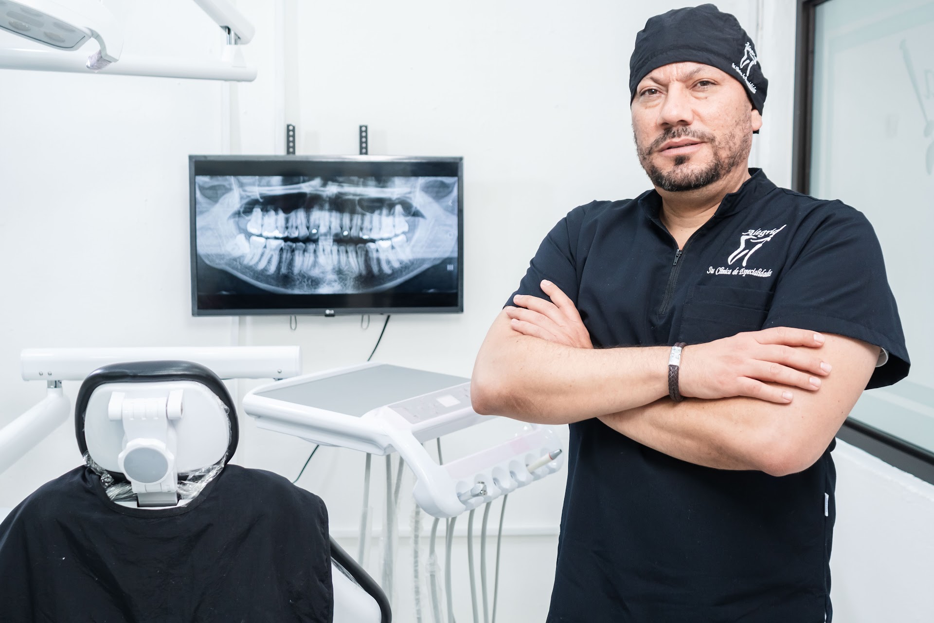 Dr. Henry Alegría en su clínica