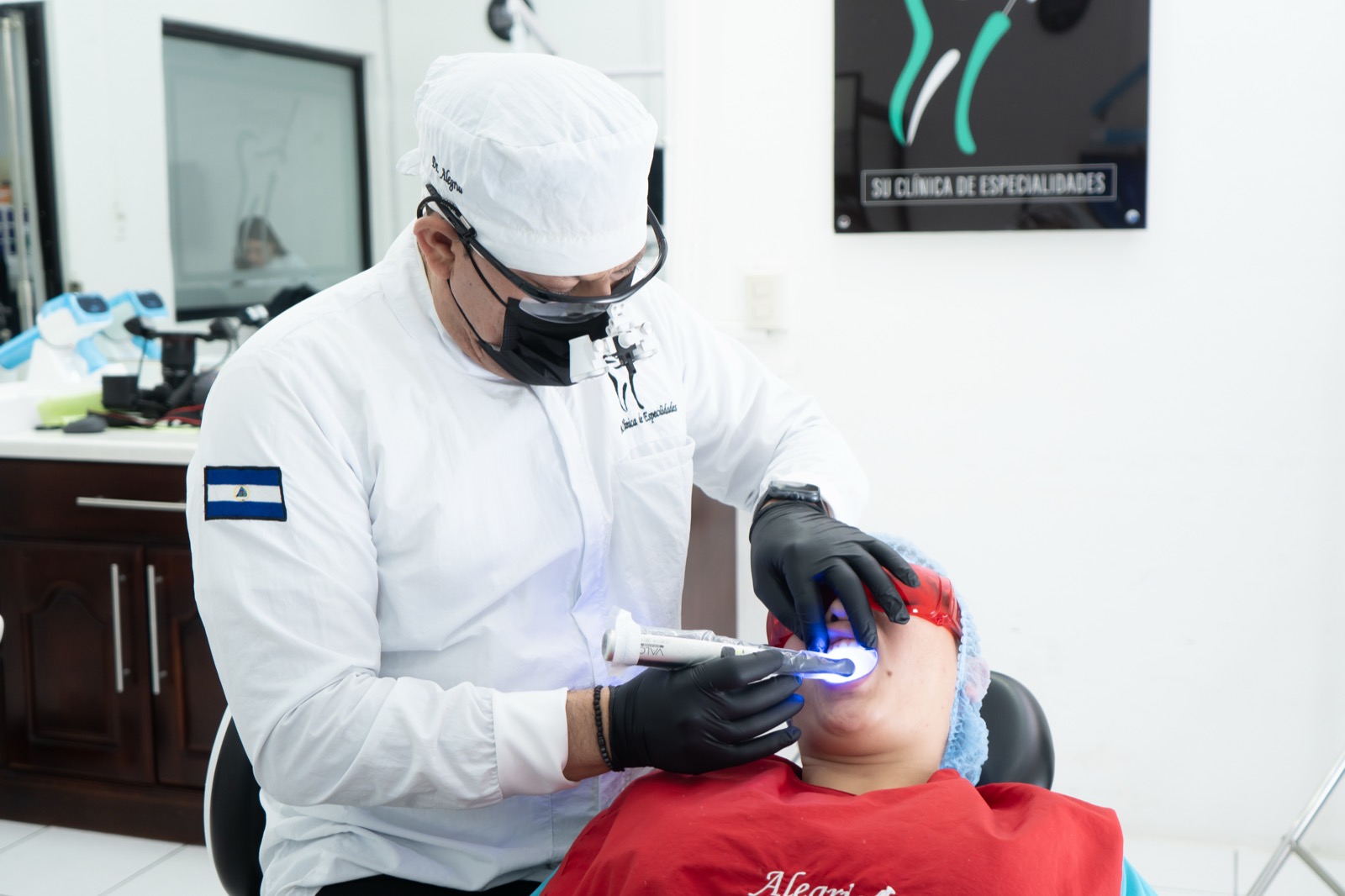Dr. Henry Alegría atendiendo a un paciente